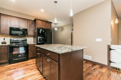 5200 Ruhd St SW, Cedar Rapids, IA 52404 - photo 5