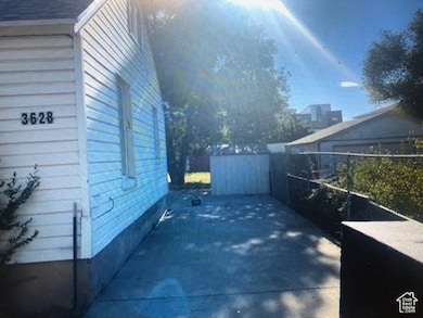 3628S House driving way can park 3 cars