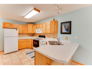2078-Willow-Cir-Select28-009