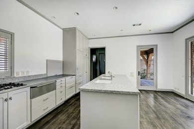 An impeccable chef’s kitchen is completed with granite and stainless marble countertops. The kitchen island allows for breakfast bar seating and is perfect for an additional space to enjoy meals with family and friends. The space also holds an excellent top-of-the-line appliance set.
