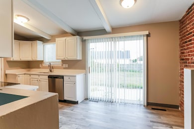 007-photo-dining-room-14046381