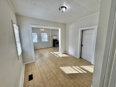 1109 W Tennessee Ave, Crewe, VA 23930 - photo 5