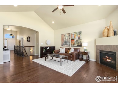 Spacious living room w/vaulted ceilings