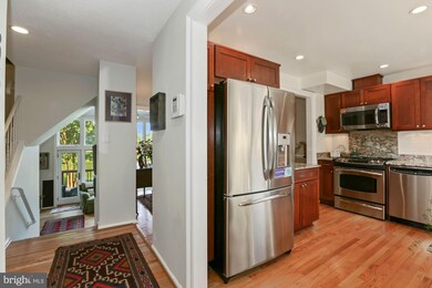 5540 Beaconsfield Ct, Burke, VA 22015 - photo 2