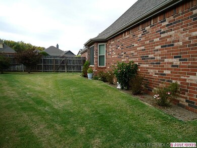 Huge side yard, totally fenced.