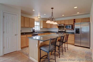 Lovely Kitchen w Breakfast Bar