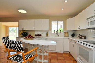Kitchen and Breakfast Bar