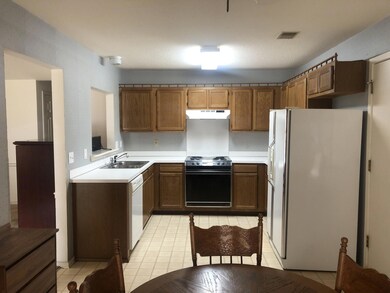 Eat-in Kitchen ~ lots of cabinets