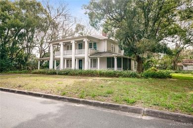 Screened porch on the right
