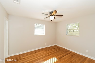 007-photo-master-bedroom-8260601