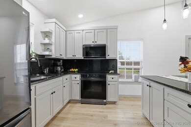 312 Godfrey Ave, Colbert, OK 74733 - photo 6