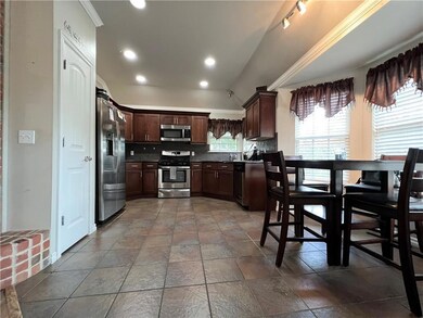 2304 Crooked Oak Ct, Shawnee, OK 74804 - photo 5