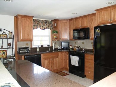 Kitchen w/breakfast bar