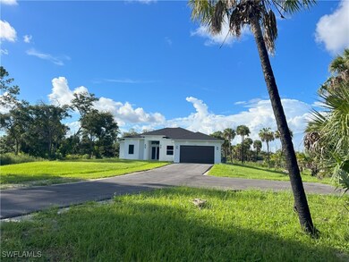 View of front facade featuring a front yard and a