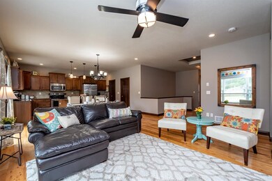 2917 Caspian Rd, Hiawatha, IA 52233 - photo 5