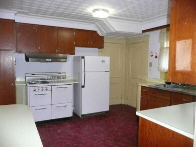 Kitchen. CLassic tin ceiling