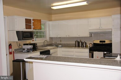 8607 Cottage St, Vienna, VA 22180 - photo 5