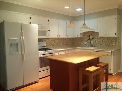 Fully equipped kitchen with island