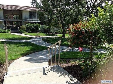 Greenbelt in front of unit