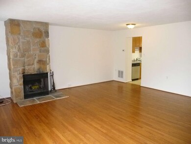 10254 Fern Pool Ct, Burke, VA 22015 - photo 3