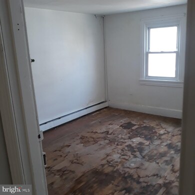 435 Locust St, Reading, PA 19604 - photo 2