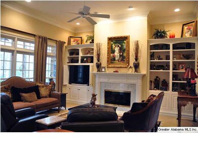 Extensive crown moulding and built-in bookcases te