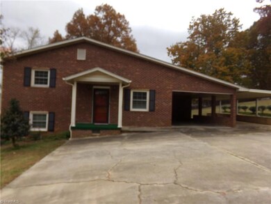 913 Friendly Cir, Asheboro, NC 27205 - photo 2