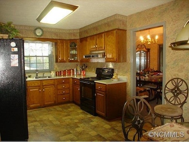 KIT. W/ ABUNDANCE OF CABINETRY