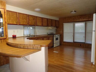 810 N Woodland Dr, Mandan, ND 58554 - photo 2