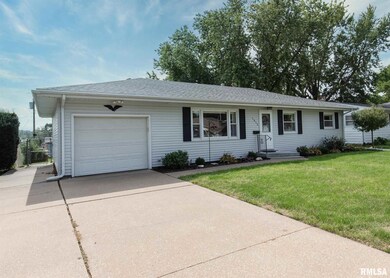 1915 W 37th St, Davenport, IA 52806 - photo 2