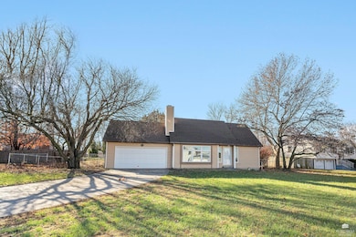 828 Gillespie Dr, Manhattan, KS 66502 - photo 3