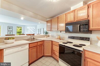 1686 Oaktree Ct, Reston, VA 20194 - photo 6