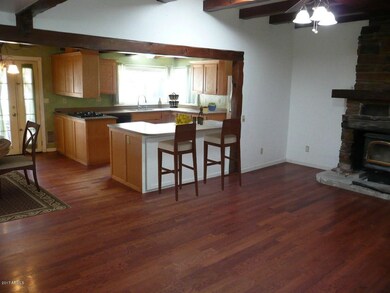Kitchen & dining entry