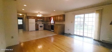 18 Guilder Ln, Glenmont, NY 12077 - photo 4