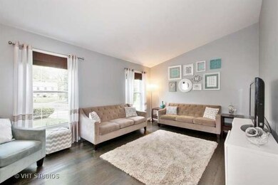 209 Thornhill Ct, Naperville, IL 60565 - photo 2