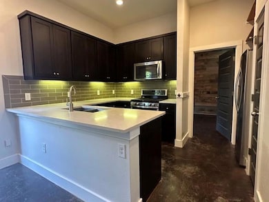 Kitchen with a peninsula, appliances with stainle