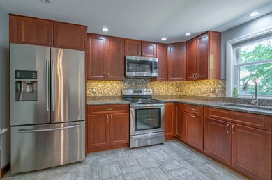 10 Berwick St, Nashua, NH 03063 - photo 4