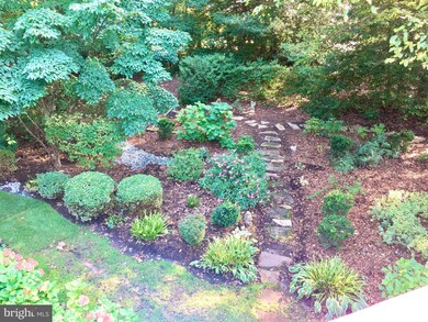 1138 Round Pebble Ln, Reston, VA 20194 - photo 4