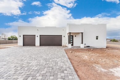 Side Garage - driveway off Seren