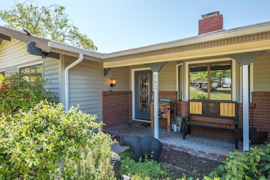 183 NE Scenic Dr, Grants Pass, OR 97526 - photo 2