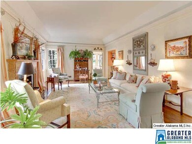 Large living room has 9'4