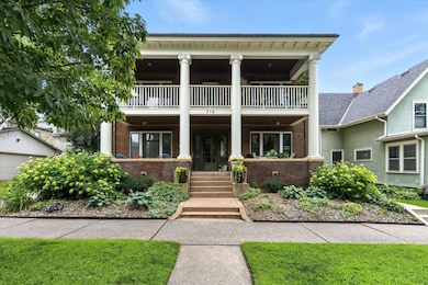 Welcome to 716 5th Ave. SE #4 located in NE with top rated restaurants, coffee shops, entertainment and art galleries.