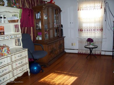 LIVING ROOM FRONT HOUSE HARDWOOD FLOORS
