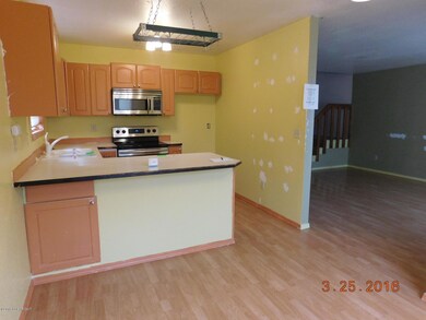 Kitchen w/ Breakfast Bar