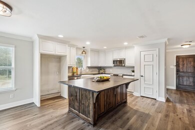Beautifully Updated Eat-in Kitchen