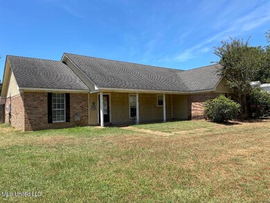 912 Mountain Crest Dr, Byram, MS 39272 - photo 2