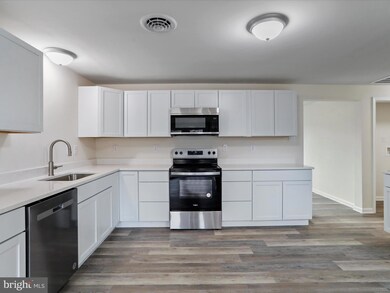 902 Wisteria Ln, Berkeley Springs, WV 25411 - photo 4