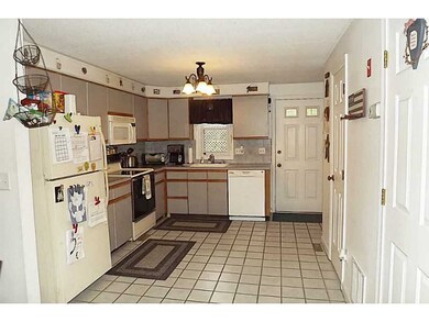 128 Prudence Ave unit 4, Providence, RI 02909 - photo 2