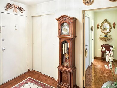 Entry/foyer.