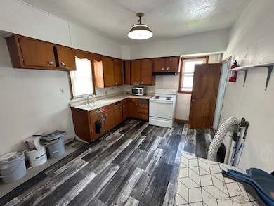 803 N St SW, Cedar Rapids, IA 52404 - photo 3